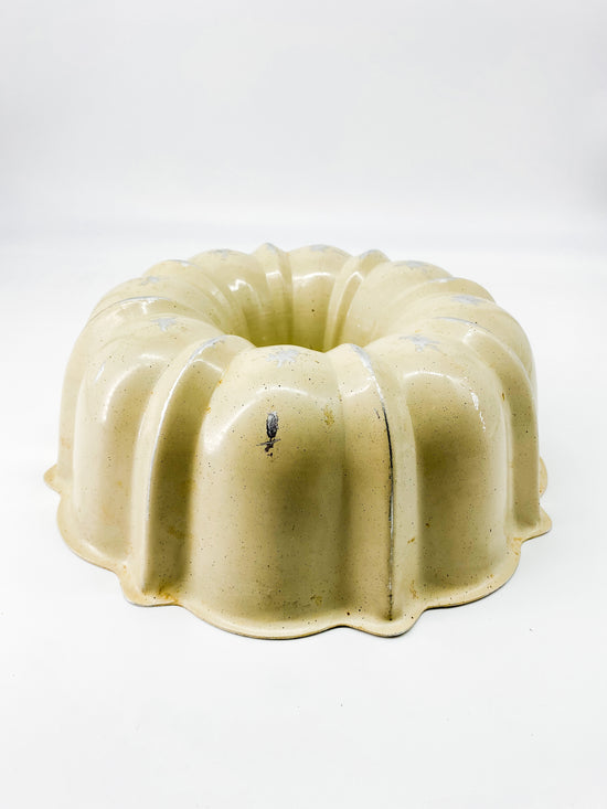 Rustic Bundt Pan - Creamy White Aluminum